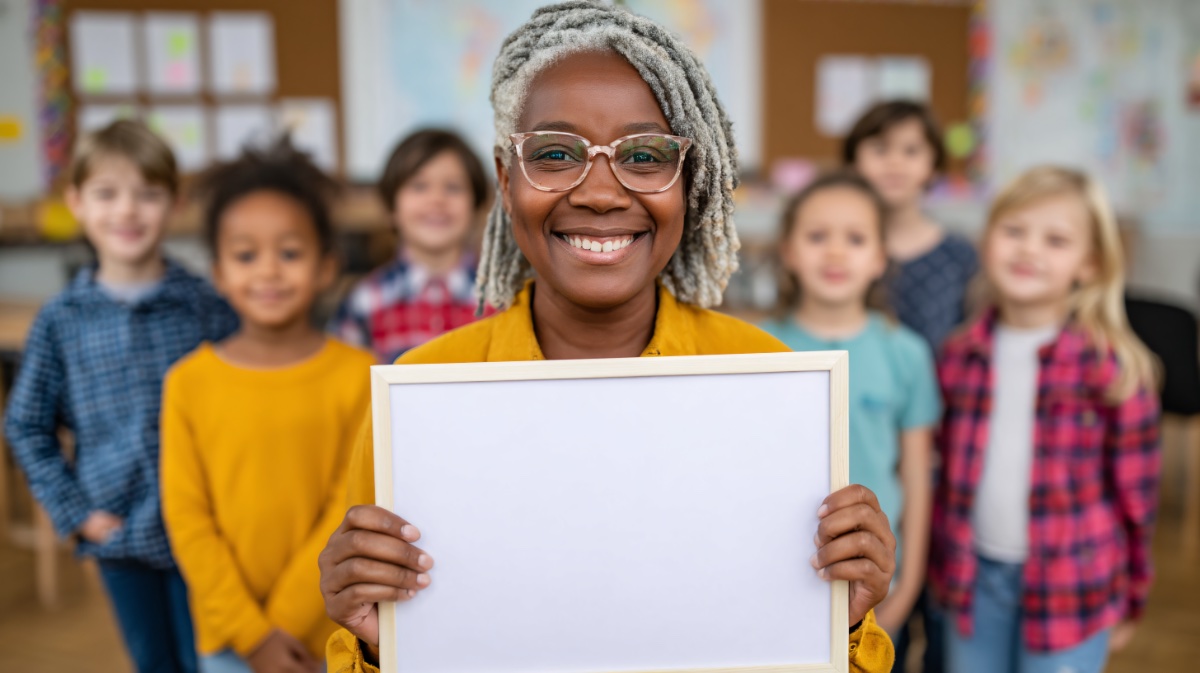 Profesora de educación infantil con actitud positiva y respetuosa frente a su alumnado